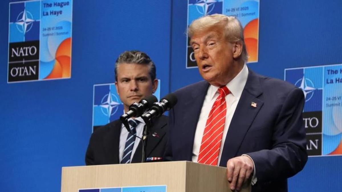 El president dels Estats Units, Donald Trump, amb el secretari de Defensa dels EUA, Pete Hegseth, durant la roda de premsa posterior a la cimera de l'OTAN celebrada a la Haia