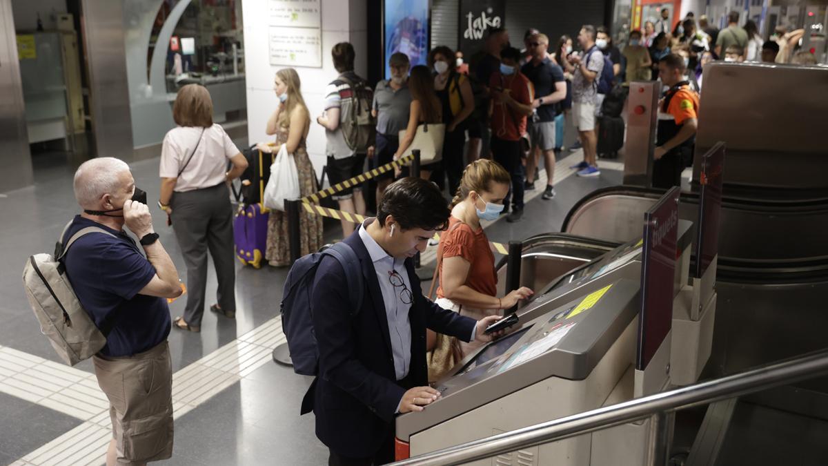 Colas para comprar títulos de transporte en la estación de metro de Sants