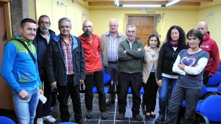 Javier Fernández, a la izquierda, junto a los participantes en el encuentro sobre montañismo, en la Casa de Cultura de Boal.