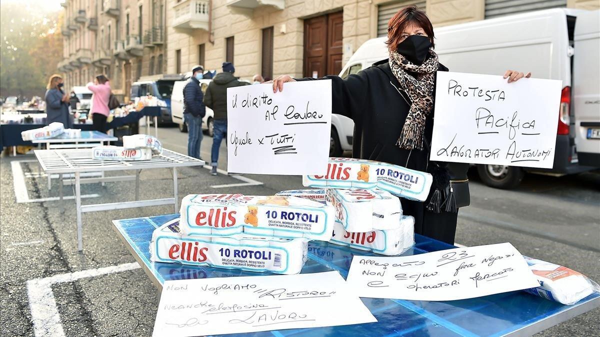 zentauroepp55782665 turin  italy   07 11 2020   clothing vendors at a street mar201107170055