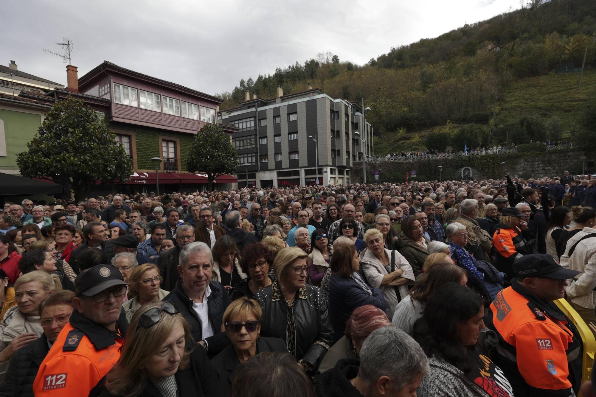 EN IMÁGENES: Mieres se echa a la calle para despedir a su Alcalde, Aníbal Vázquez