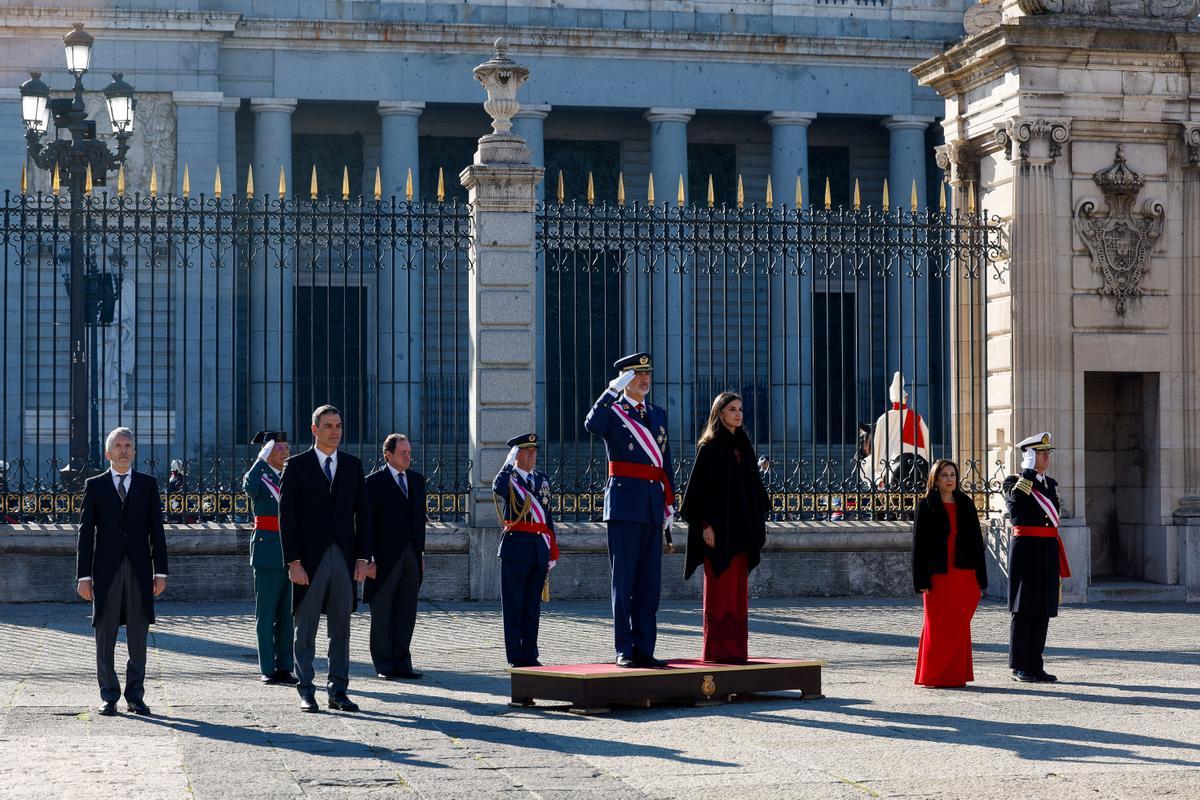  El rey Felipe VI (c) preside la celebración de la Pascua Militar este viernes en la plaza de la Armería de Madrid, frente al Palacio Real. 