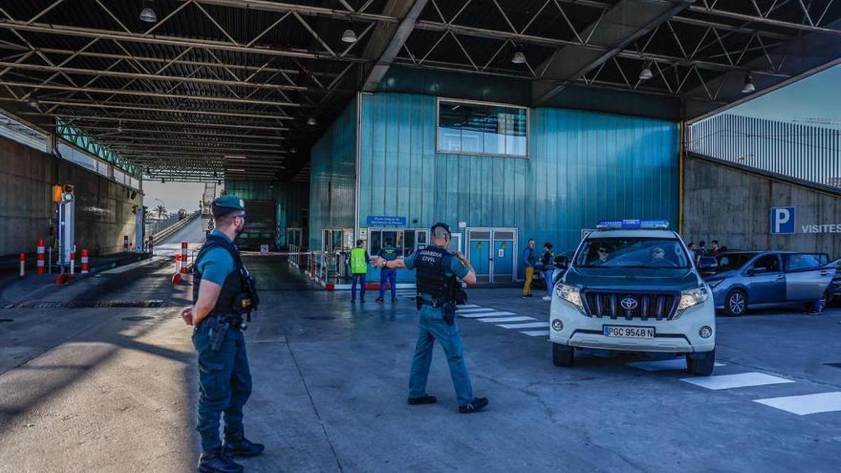 Un vehículo de la Guardia Civil y agentes del cuerpo dentro de la incineradora de Tersa, en Sant Adrià de Besòs.