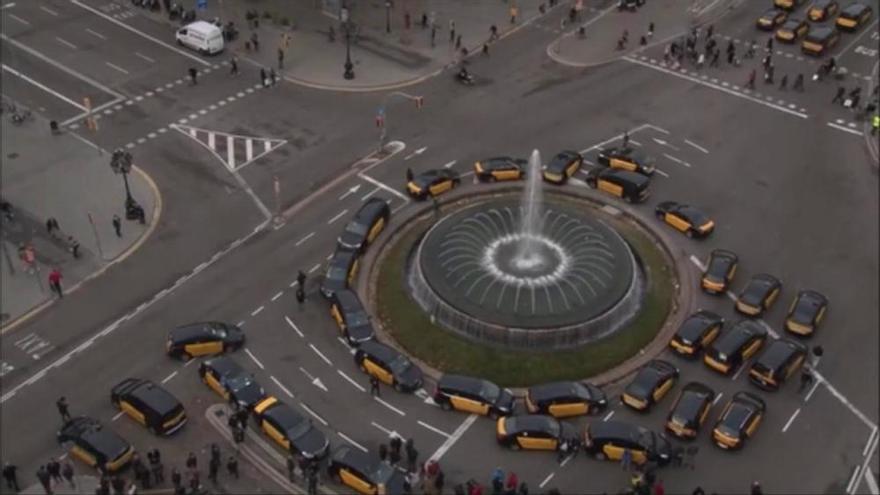 Els taxistes col·lapsen la Gran Via de Barcelona