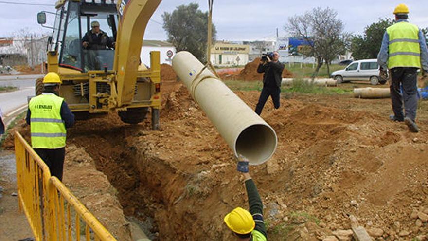 Unos operarios colocan una canalización del proyecto de interconexión de las desaladoras de la isla, en una imagen de archivo.