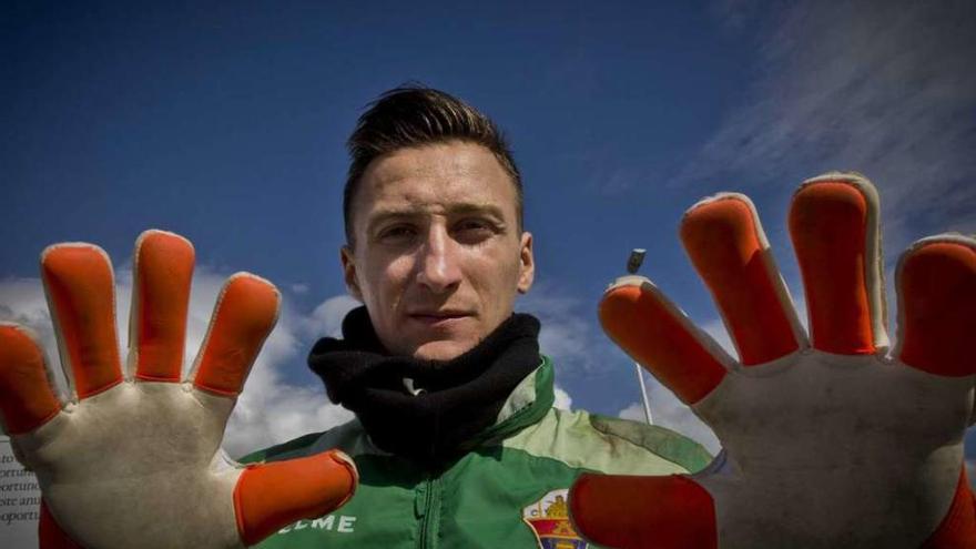 Tyton en un entrenamiento con el Elche.