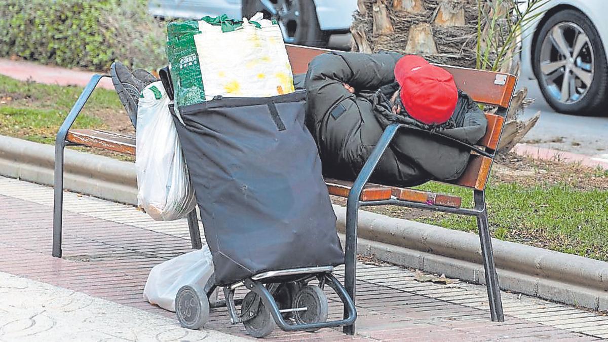Imatge d’arxiu d’una persona que dorm al carrer.