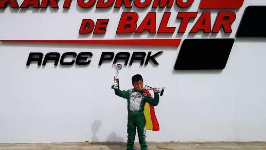 Christian Costoya posa, ayer, con los dos trofeos conquistados en el Kartódromo de Baltar, en Oporto.