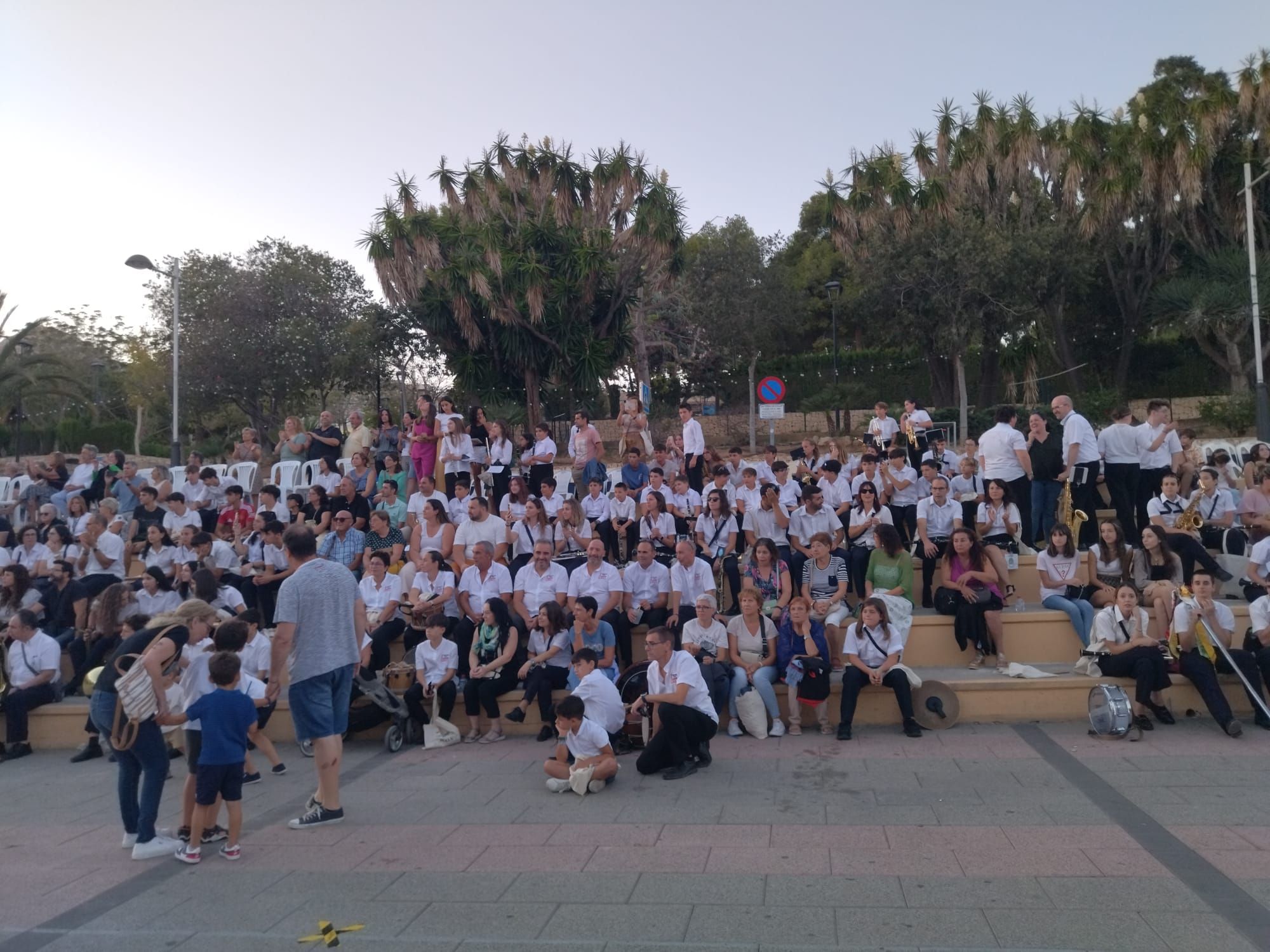 Xàbia, capital de la música: más de 800 músicos de toda la comarca llenan de vida las calles (imágenes)