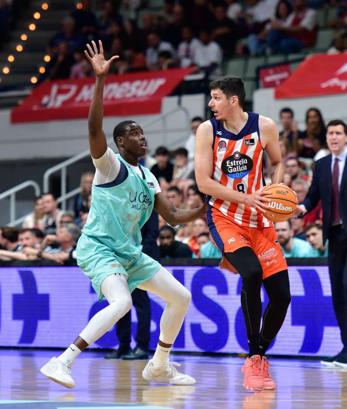 Goran Huskic busca un pase ante la presión de Moussa Diagné.