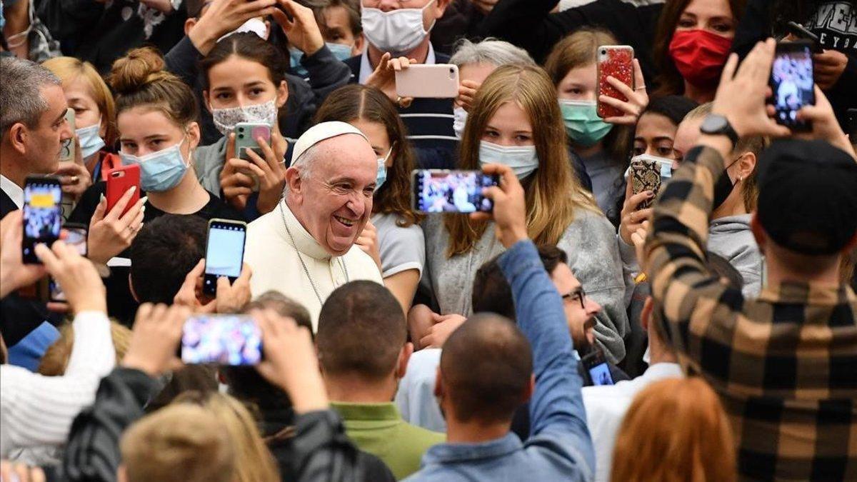 El Papa y sus colaboradores, sin mascarilla a pesar de la obligatoriedad