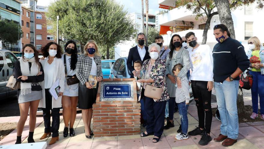 Familiares y amigos de Antonio de Sola, en la plaza con el nombre del exconcejal y escritor