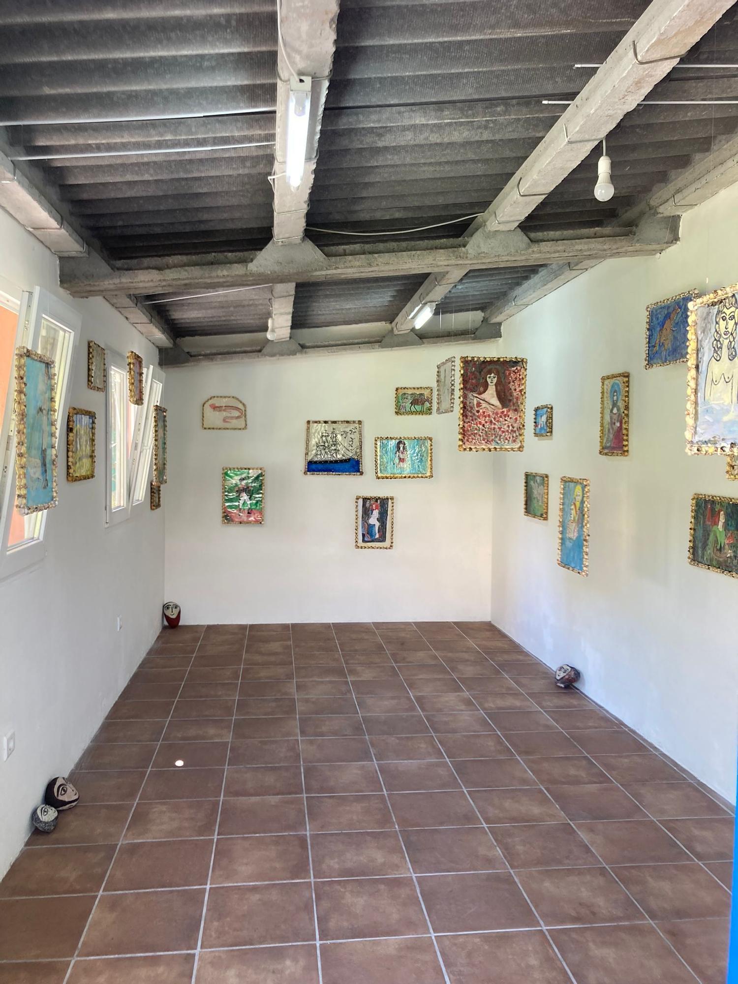 Un gallinero reconvertido en galería de arte en el centro de Bueu