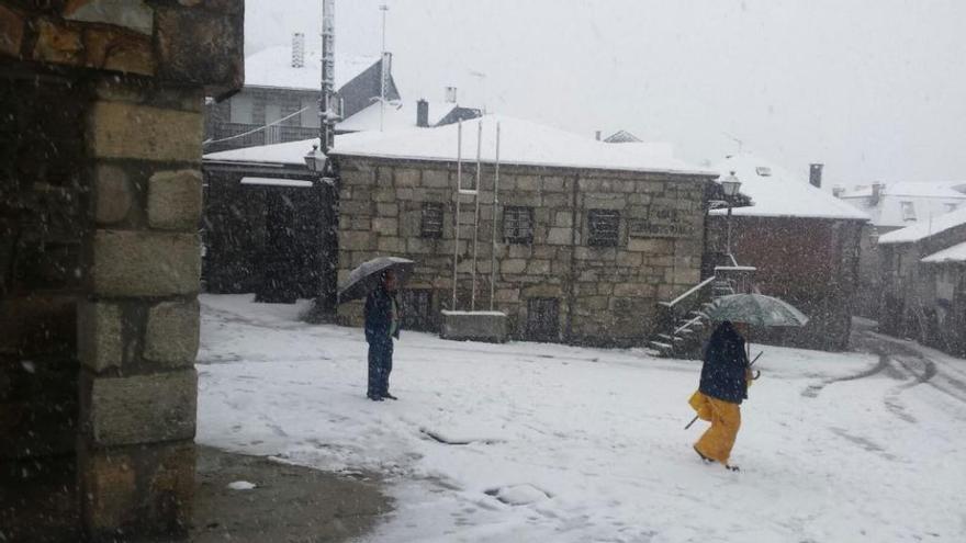 Nevando en Porto de Sanabria hoy por la mañana