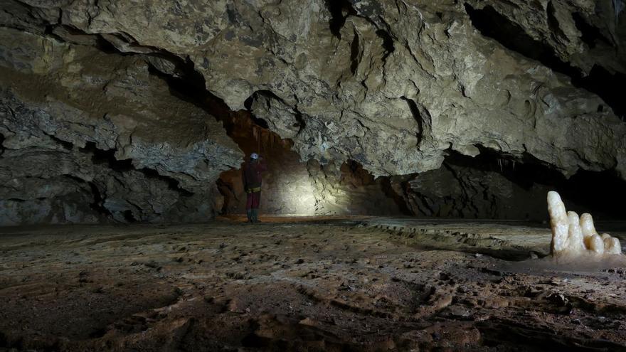 La &quot;cuevona&quot; de Covadonga (de 13 kilómetros) que casi nadie conoce: así son los pasadizos secretos que llevan a la Santina, con una cascada final de 40 metros