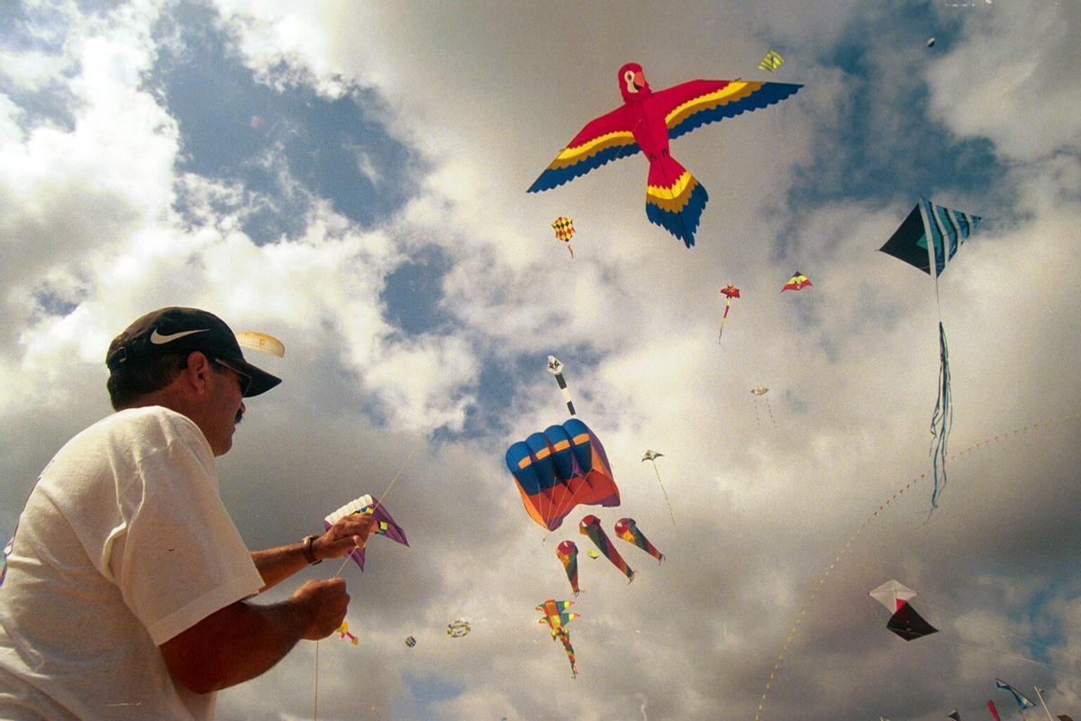 Mercè 2000. FESTA DEL CEL EN LAS PLAYAS DEL BOGATELL E ICARIA