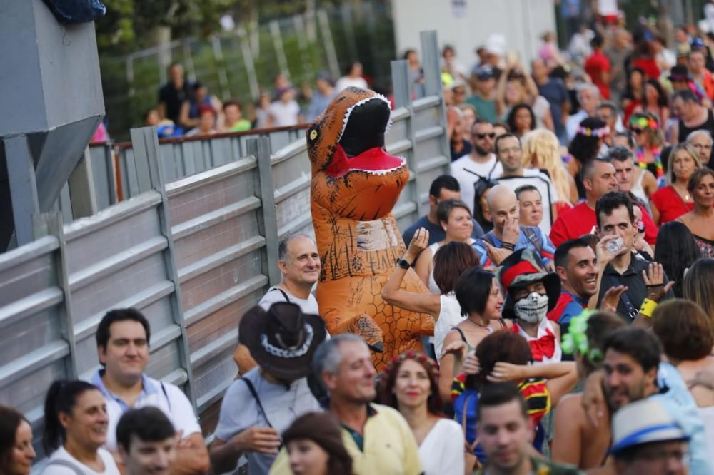 El "Entroido de Verán" atrae a miles de personas engalanados con originales disfraces.