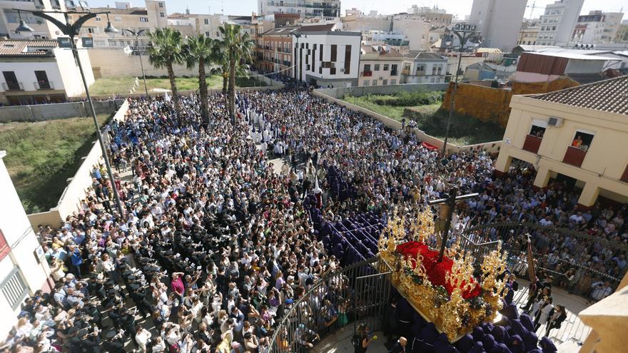 Hermandad de la Salud: se paró el tiempo en la plaza de San Pablo