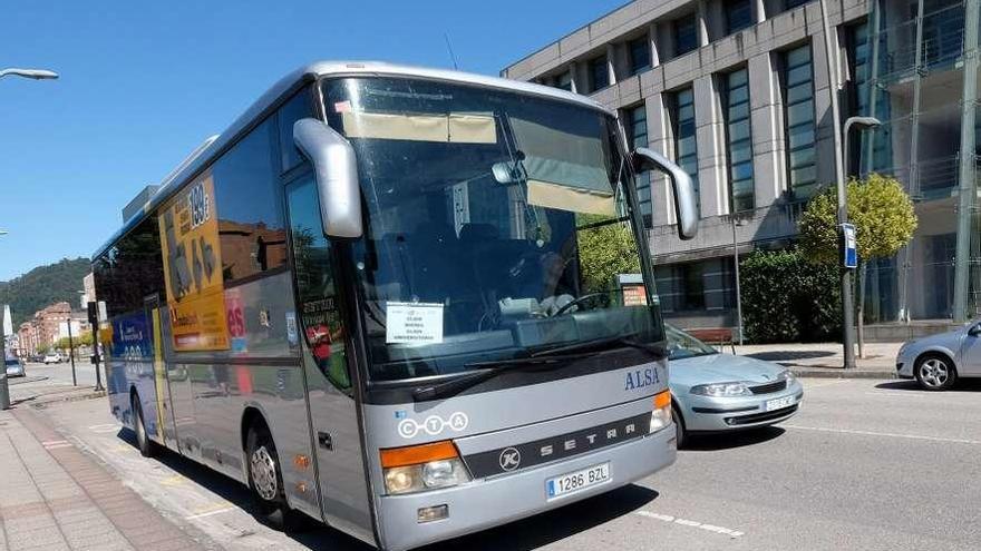 El autobús que realiza el transporte universitario entre Mieres y Gijón, a su paso por el campus.
