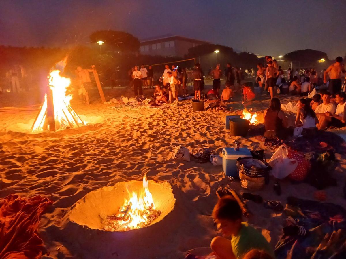 La noche de San Xoán en la playa de Rodeira, en Cangas. La noche de San Xoán en la playa de Rodeira, en Cangas.