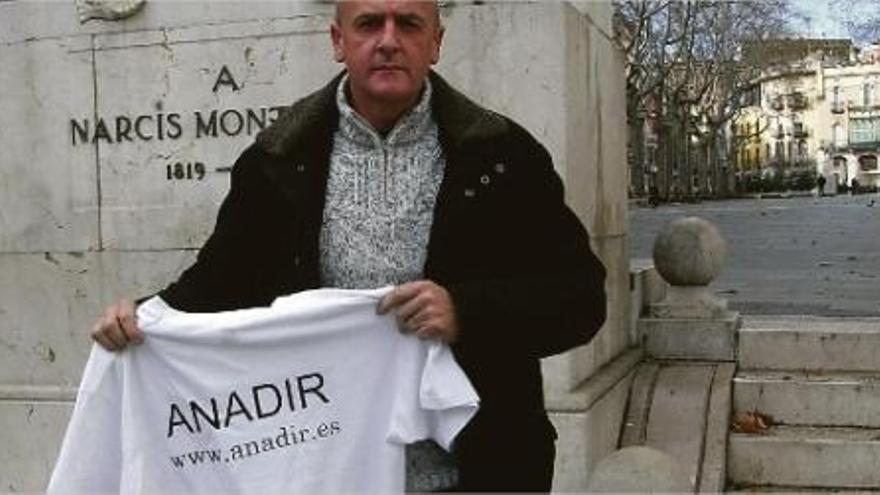 En Ricardo López mostrant la camiseta de l&#039;associació de la qual forma part, a la Rambla de Figueres.