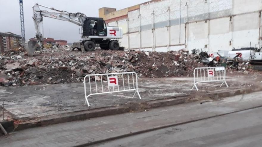 Estat del terreny on s&#039;ha enderrocat la nau incendiada de Badalona