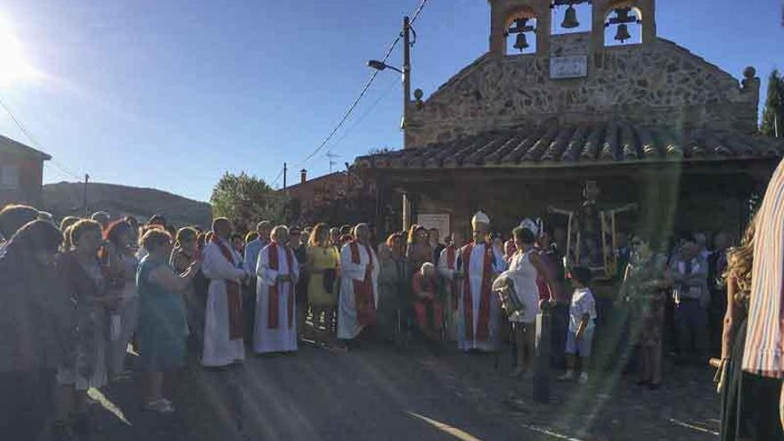 El obispo emérito de Orihuela-Alicante Rafael Palmero dirigiéndose a los vecinos en la ermita.