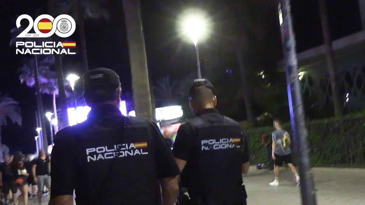 Agentes de la Policía Nacional en la Playa de Palma.