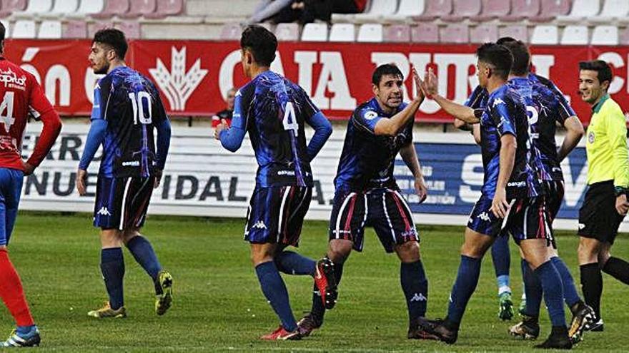 Los jugadores celebra un gol en el Ruta de la Plata.