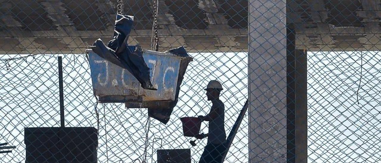 Obras de construcción de un edificio en la localidad grancanaria de Telde. | | ANDRÉS CRUZ