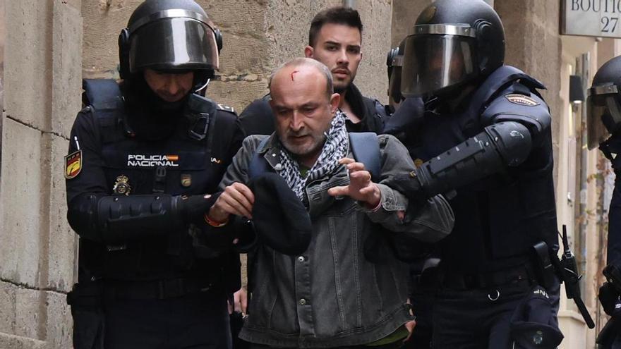 El tenso desahucio de un hombre de 73 años en Alicante deja entre los heridos al concejal de Esquerra Unida