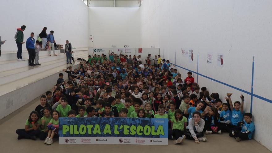 Uns 300 alumnes participen en la primera de les Trobades de Primària de Pilota a l’Escola 2024