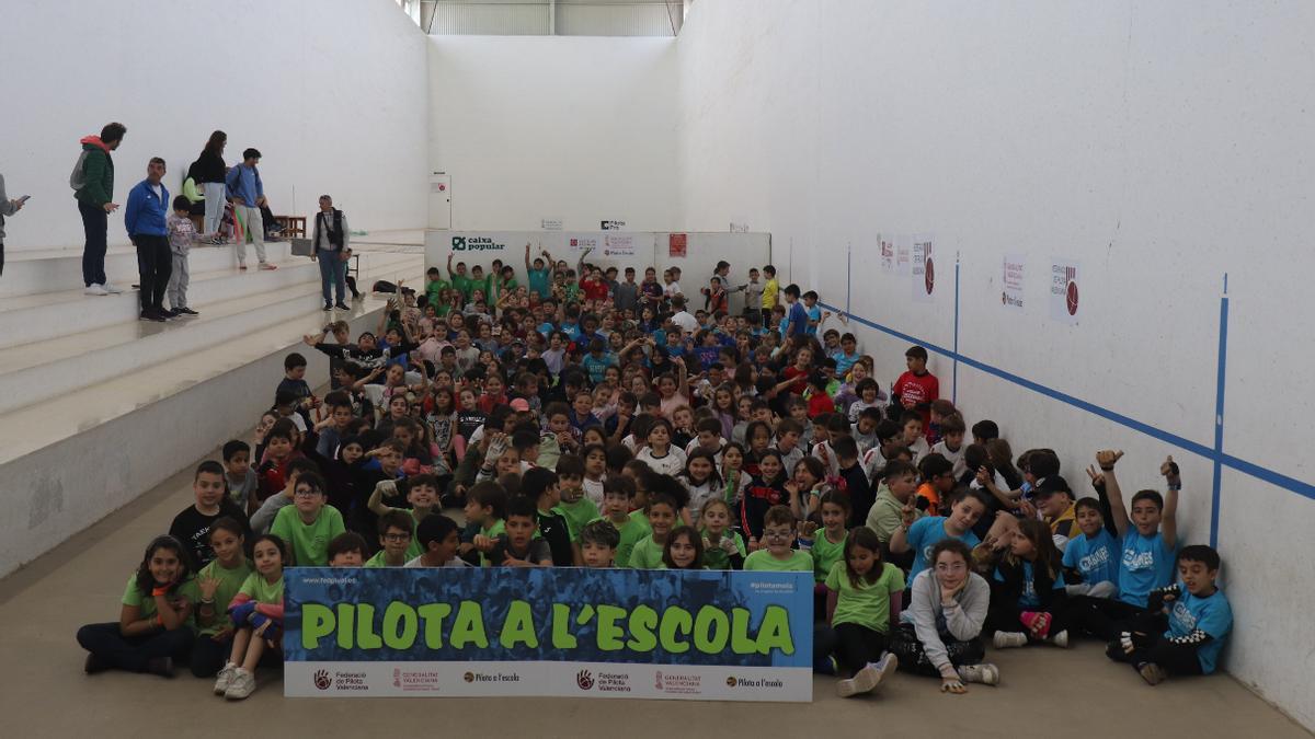 Gran foto de família de l'alumnat present al trinquet de Castelló en la primera Trobada de Primària de Pilota a l'Escola.
