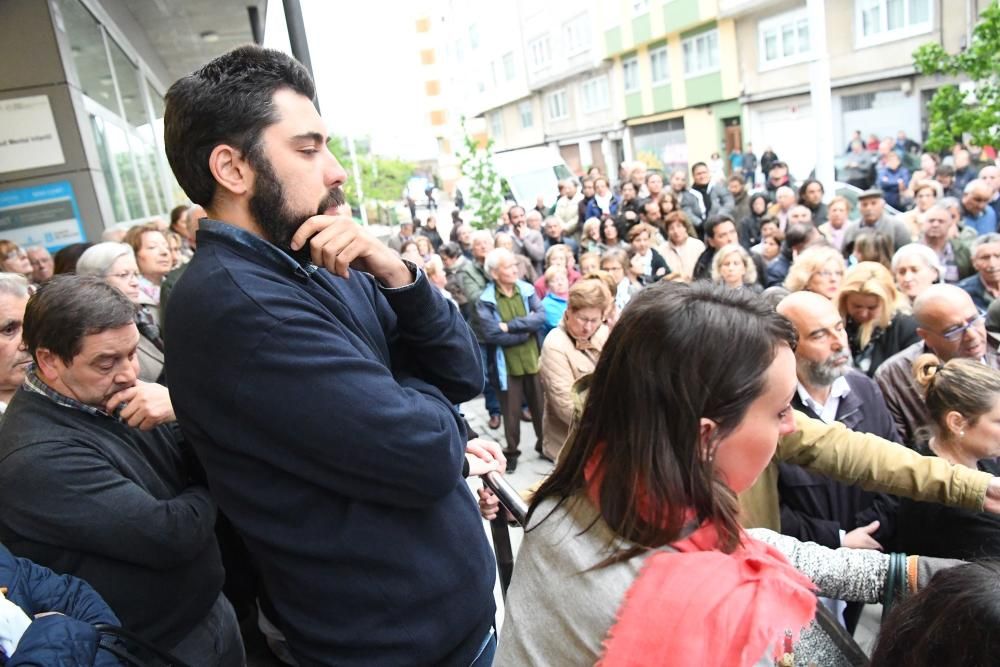 Asamblea de vecinos en el centro cívico de Eirís con Silvia Cameán y Xiao Varela