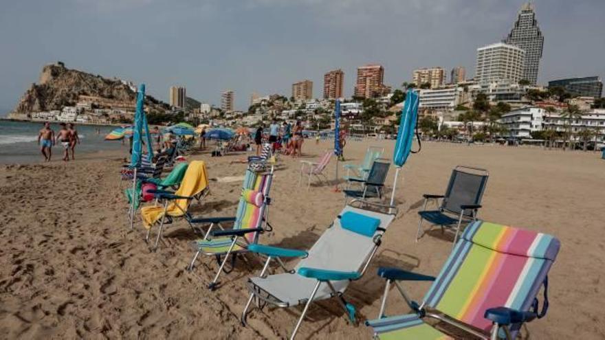 Benidorm descarta sancionar a los bañistas que reserven sitio en las playas
