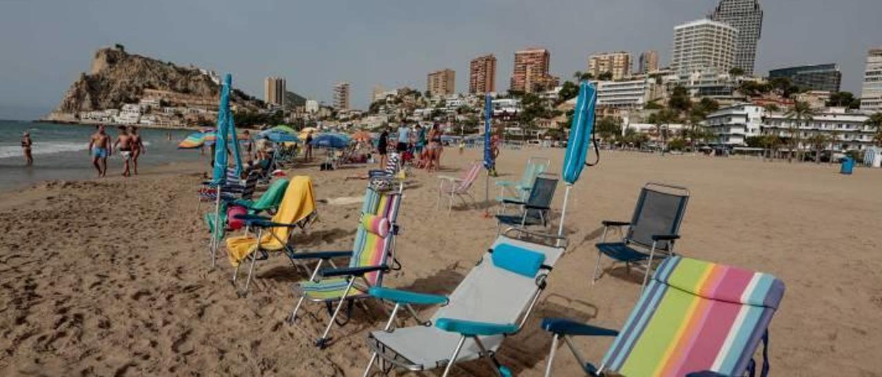 Benidorm descarta sancionar a los bañistas que reserven sitio en las playas