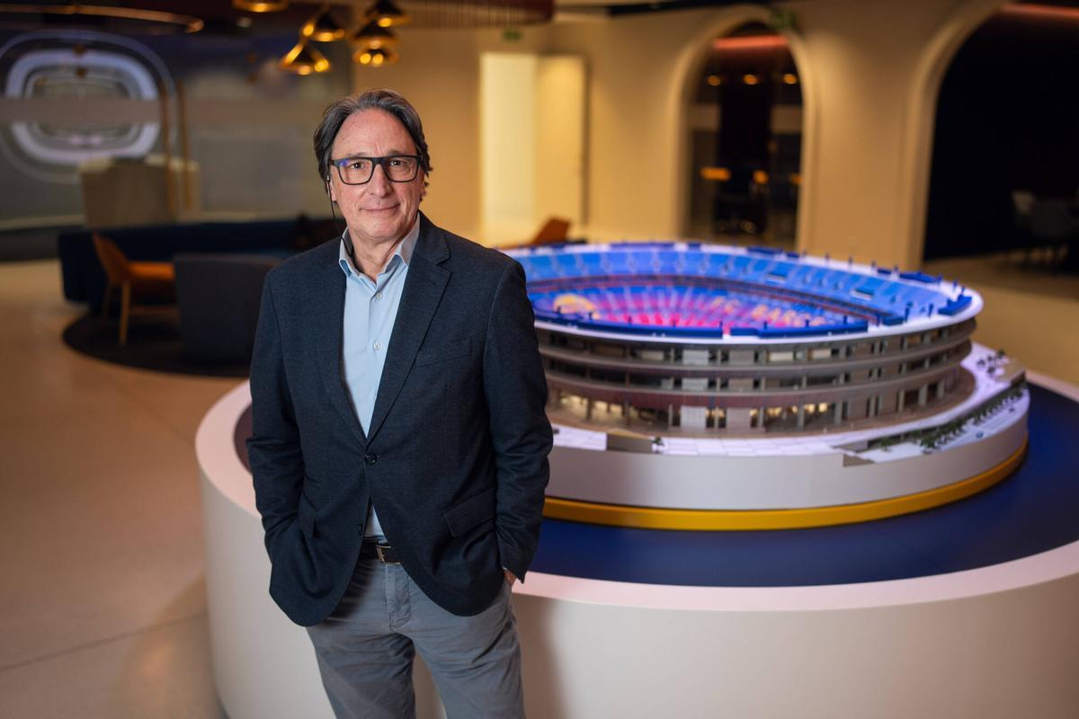 Retrato a Jordi Portabella tras la entrevista sobre el proyecto de sostenibilidad del Espai Barça, realizada en las oficinas del Camp Nou.