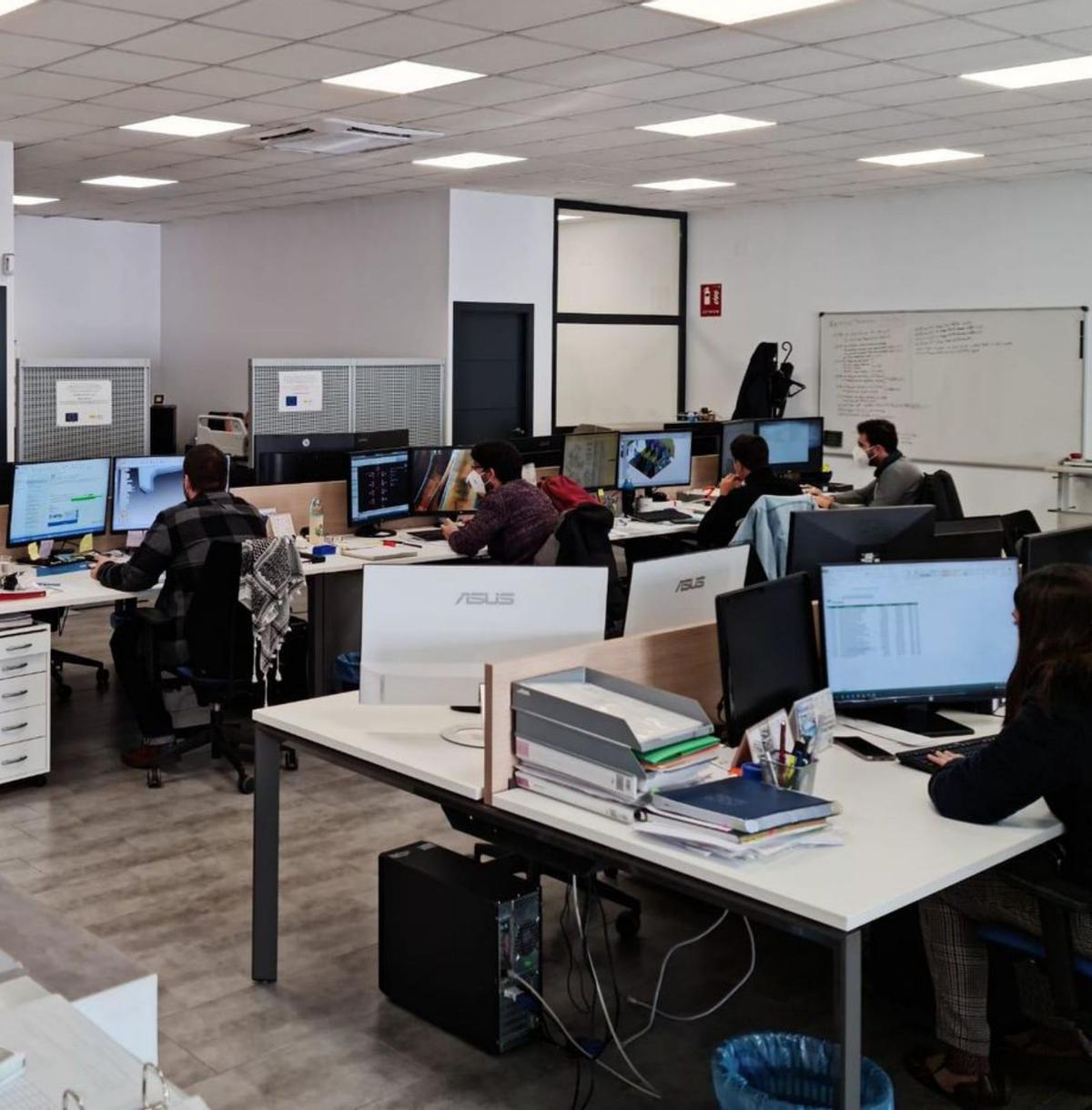 Ingenieros en su sede de Tecnocórdoba.