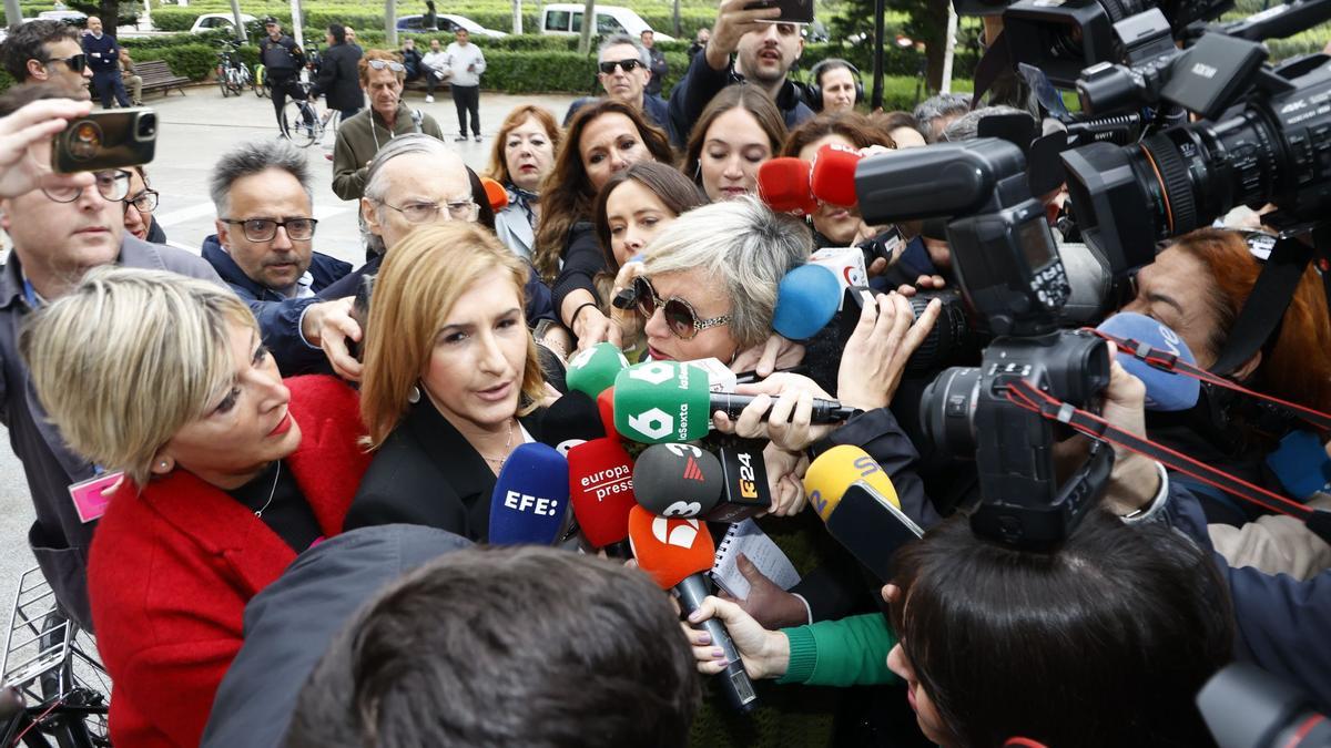 Salomé Pradas llega a la Ciudad de la Justicia rodeada de medios y entre gritos de "Mazón, dimisión"