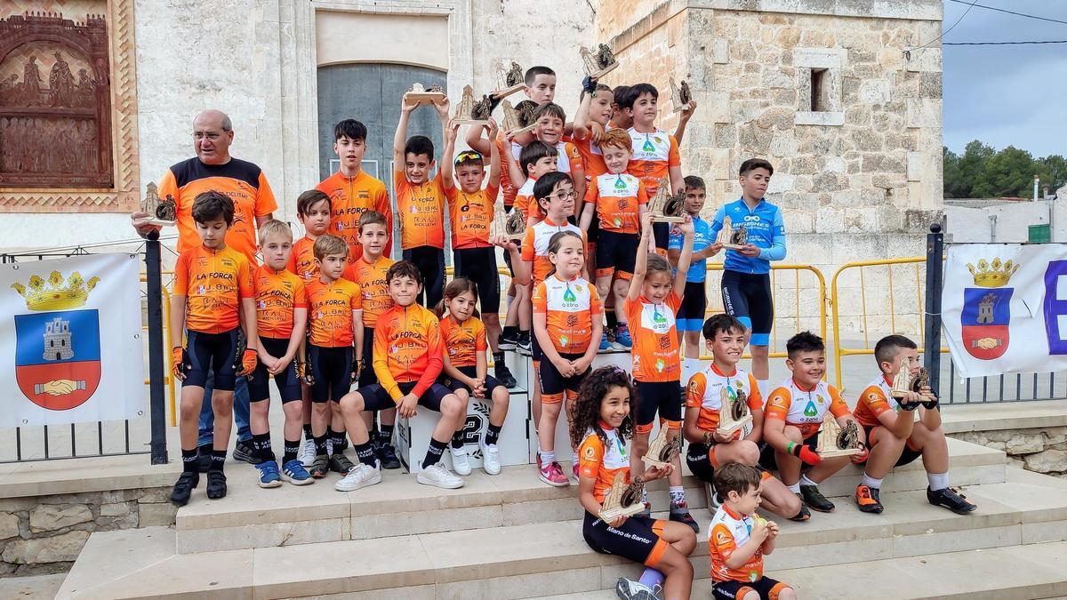 Corredores de la escuela ciclista La Forca de Aiacor con el segundo premio en el Trofeu del Camp de Mirra.