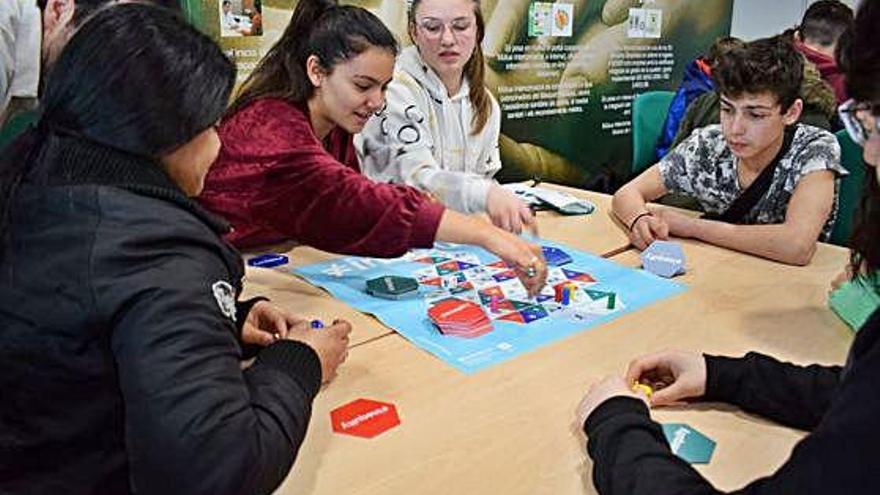 Estudiants de l&#039;institut Gerbert d&#039;Aurillac de Sant Fruitós de Bages jugant, ahir, a l&#039;Inequity a la FUB