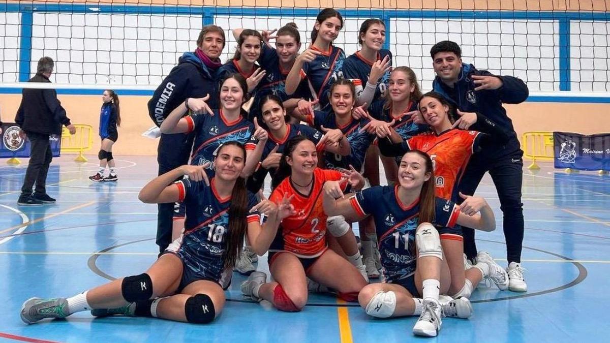 El Isonda Academia Voleibol Córdoba celebra la conquista del bronce andaluz.