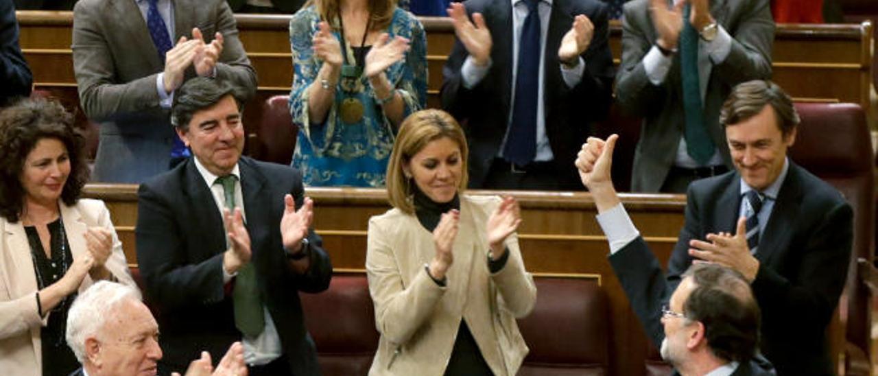 Mariano Rajoy, aplaudido por los diputados del Grupo Popular tras su intervención el debate de investidura.