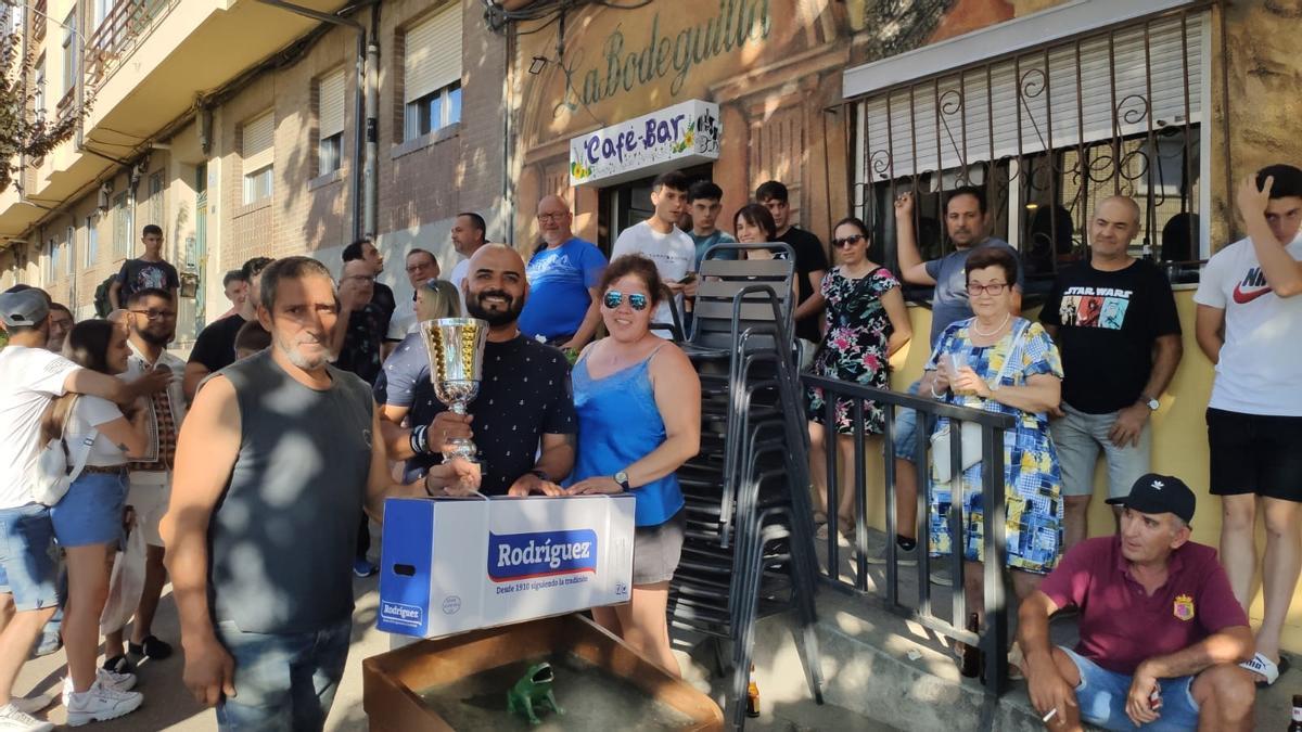 La Bodeguilla entregando el primer premio al ganador del concurso de rana.