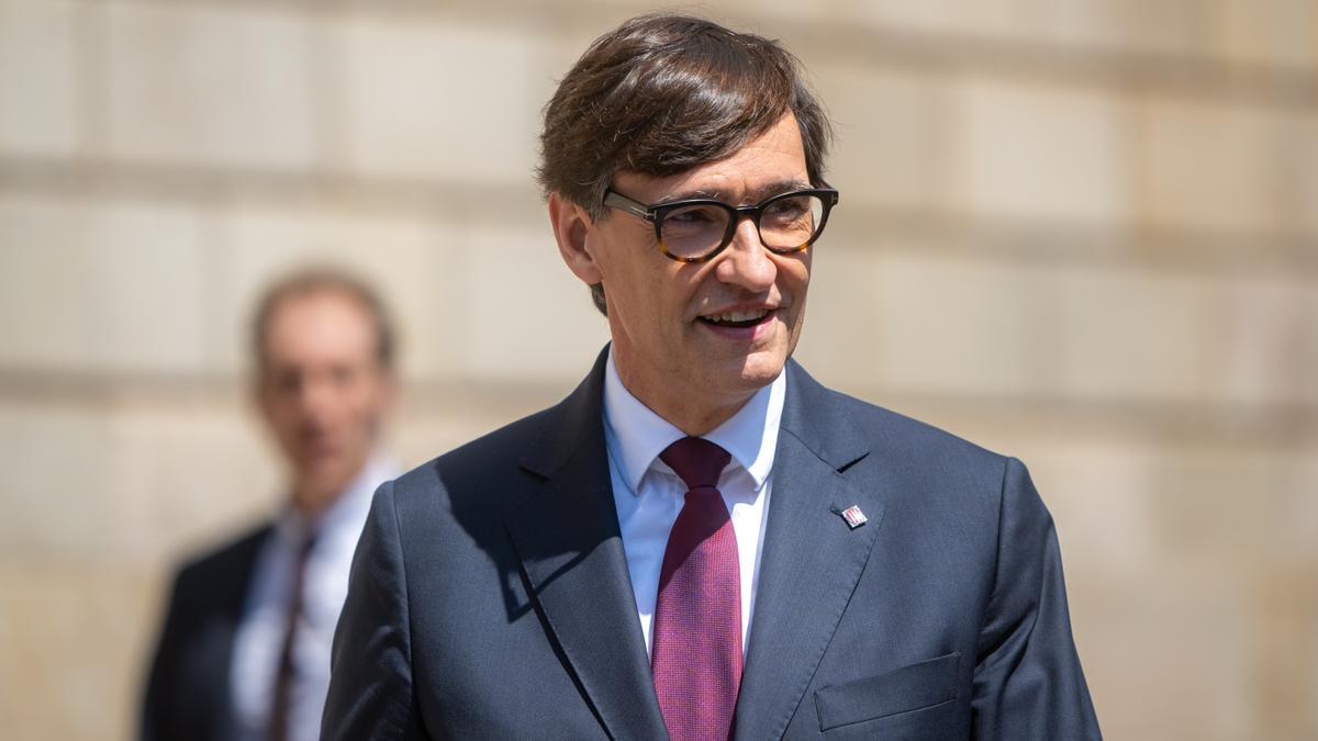 El nuevo president de la Generalitat de Cataluña, Salvador Illa, a su salida de la toma de posesión como president de la Generalitat, en la plaza de Sant Jaume.