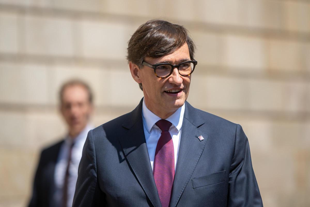 El nuevo president de la Generalitat de Cataluña, Salvador Illa, a su salida de la toma de posesión como president de la Generalitat, en la plaza de Sant Jaume.