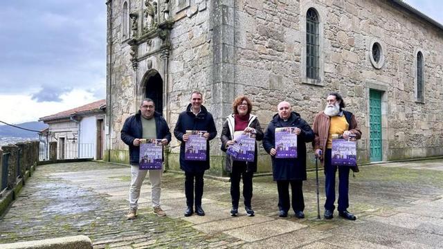 En el centro, la concejala Sonsoles Vicente, junto al alcalde, el cura don Santiago y el resto de organizadores, frente a la Capilla de la Misericordia, donde se representa el Huerto de los Olivos. |   // D.P.