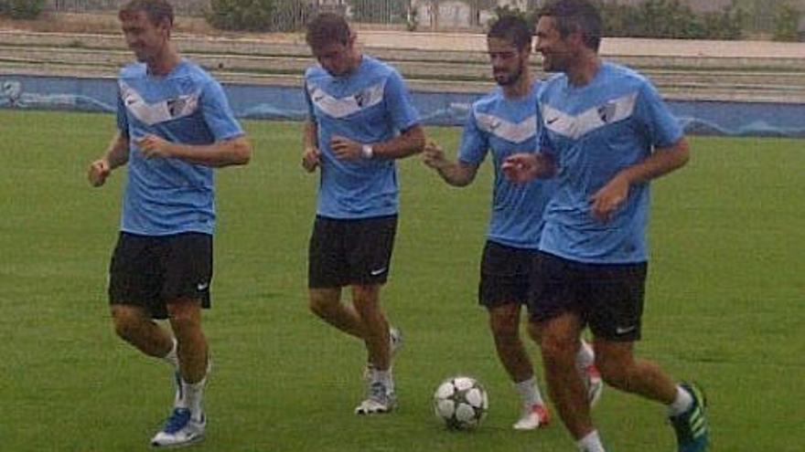 El Málaga se entrenó ayer con el balón oficial de la Liga de Campeones.