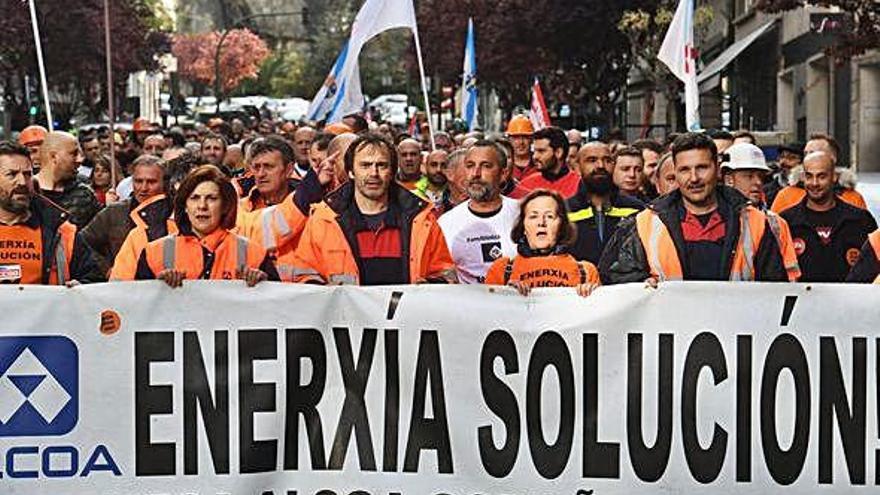 Trabajadores de la fábrica coruñesa de Alcoa en una protesta contra el cierre.