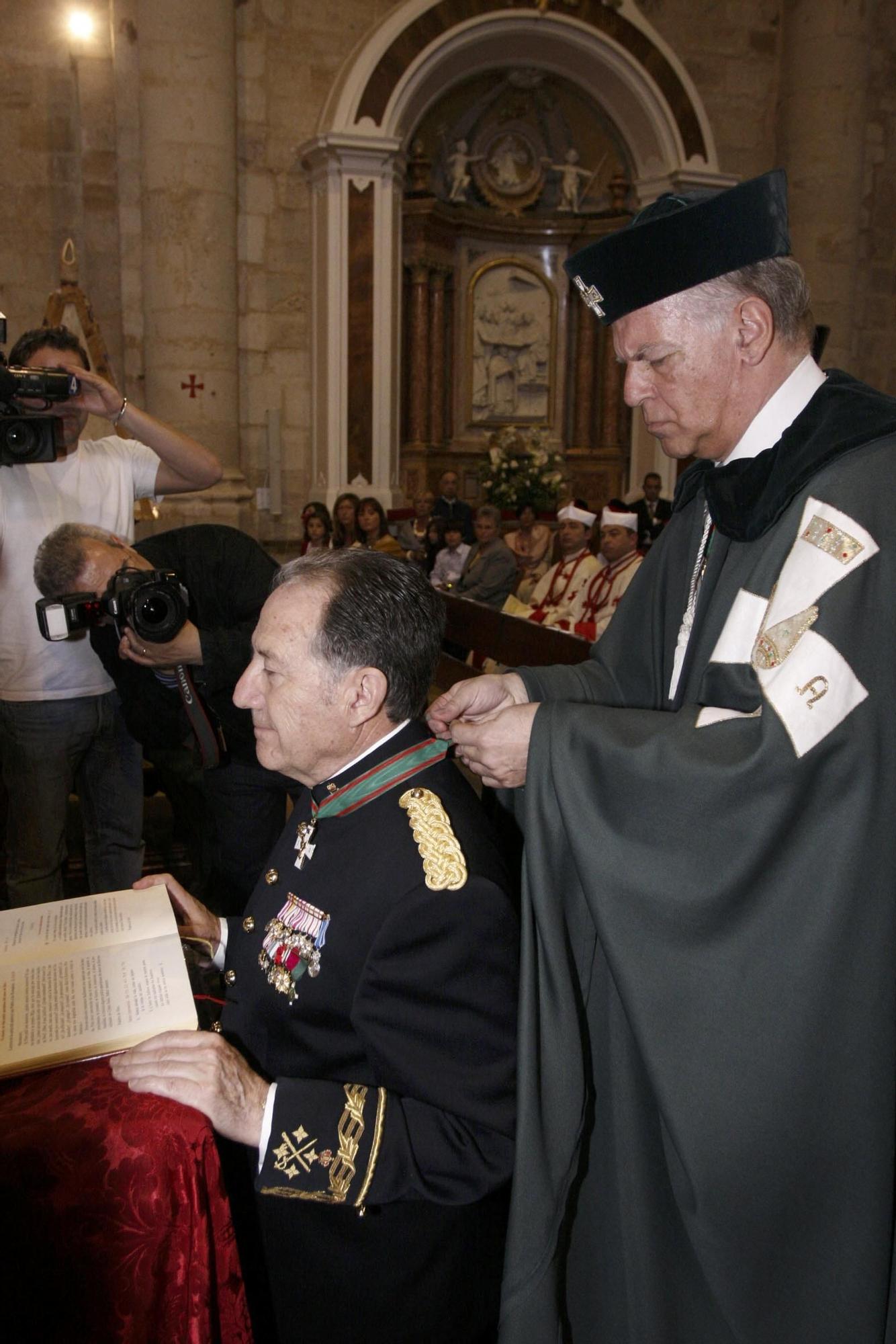 Imposición de la medalla de hermano honorífico a Félix Sanz Roldán por parte del presidente cubiculario Francisco Javier García Faria